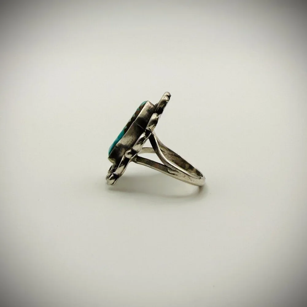 Vintage Carved Turquoise-Style Leaf Ring – Size 7.75 – Unmarked Silver-Tone